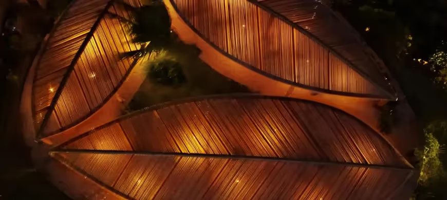 Folhas Sagradas: Um templo de serenidade e relaxamento à beira-mar no Kilombo Villas. As Folhas Sagradas. O novo espaço com folhas de madeira laminada e bambu é como um abrigo sobre uma praia abençoada por tartarugas e golfinhos.